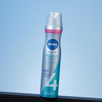NIVEA Volume & Hold lakier do włosów, srebrno-niebieska butelka 250ml, na jasnoniebieskim tle, widok z przodu.