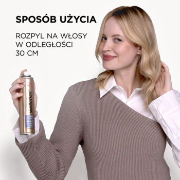 Blondynka z lakierem Wellaflex 2nd Day Volume, demonstruje rozpylanie z 30 cm dla objętości.