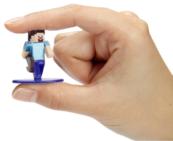 Dłoń trzyma miniaturową, metalową figurkę kolekcjonerską Minecraft, 4 cm Steve'a w niebieskiej koszuli.