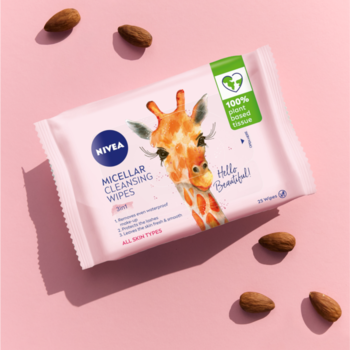Różowe opakowanie Nivea Micellar Wipes z żyrafą, 100% roślinne, na różowym tle z migdałami, widok z góry.