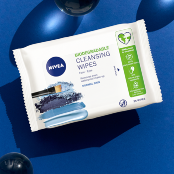 Białe opakowanie biodegradowalnych chusteczek NIVEA do demakijażu wodoodpornego, na intensywnym niebieskim tle.