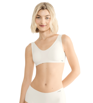 Jasny biustonosz braletka Sloggi Zero Feel Core, bezszwowy, z mikrofibry, na modelce, z przodu.