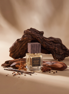 Woda perfumowana Yourself Joanny Krupy unisex, butelka z drewnianym korkiem, otoczona wanilią, anyżem i drewnem.