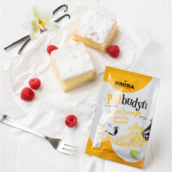 Opakowanie HAURA BIO budyń waniliowy Bourbon bez cukru, z deserem i malinami na białym tle. Widok z góry.