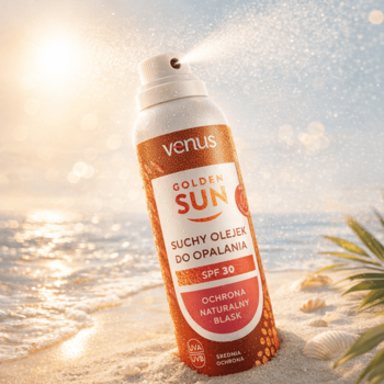 Suchy olejek Venus Golden Sun SPF 30 w pomarańczowej butelce sprayu na tle plaży z morzem i słońcem.