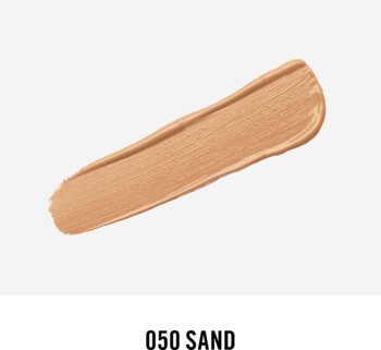 Kremowy, beżowy swatch korektora Rimmel Multi-Tasker, odcień Q50 Sand, na jasnoszarym tle.