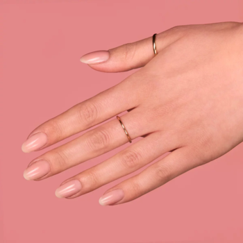 Dłoń z długimi, mocnymi paznokciami, podkreślonymi bazą Semilac Dream Long Base z wit. E, na różowym tle.