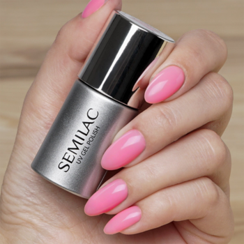 Ręka z różowymi paznokciami trzyma butelkę Semilac UV Gel Polish. Jasnoróżowa baza kauczukowa Be Beautiful Base Rose.