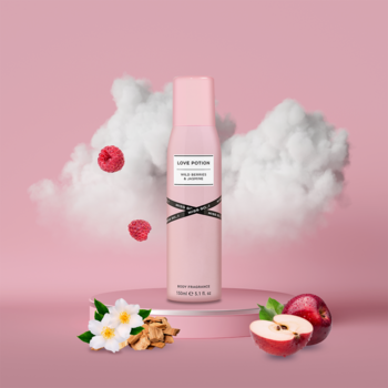 Różowy dezodorant Miss So…? Love Potion z czarną wstążką, otoczony malinami, jabłkami i jaśminem, na różowym tle.