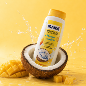 Isana Coconut Water kremowy żel pod prysznic, biała butelka z żółtą zakrętką w kokosie, obok mango, na żółtym tle.