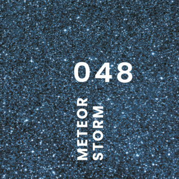 Ciemnoniebieski lakier hybrydowy 048 Meteor Storm o brokatowym wykończeniu, z białymi napisami, na tle kosmosu.