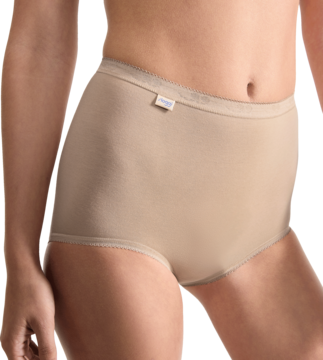 Beżowe majtki damskie Sloggi Basic Maxi o wysokim stanie, na modelce, z metką i delikatnymi szwami.