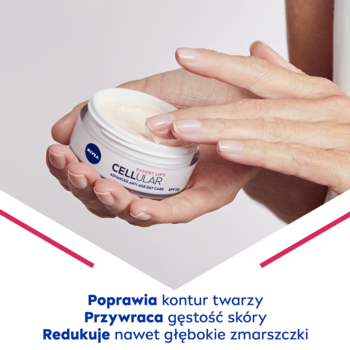 Dłonie kobiety nabierają jasny krem NIVEA Cellular Expert Lift Anti-Age SPF 30 z otwartego białego słoika.