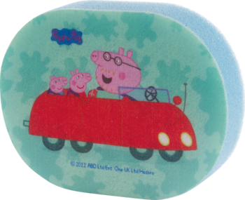 Owalna gąbka Peppa Pig z tatą Pikiem, Peppą i George'em w czerwonym samochodzie na niebieskim tle w plamy.