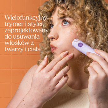 Kobieta używa fioletowego trymera Wilkinson Sword Intuition 4-w-1 Perfect Finish do twarzy, na tle pomarańczowych płytek.