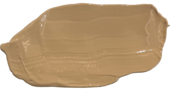 Beżowy swatch nawilżającego kremu BB z masłem Shea i awokado, prezentujący gładką, kremową teksturę.