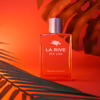 La Rive Red Line Eau de Toilette dla mężczyzn, czerwona butelka ze srebrnym korkiem, na tle pomarańczowych liści palmowych.