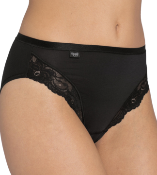 Czarne figi damskie Sloggi Romance Tai na modelce, widok z boku, z ozdobnymi koronkowymi wstawkami.