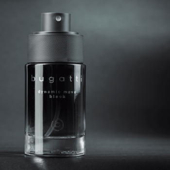 Elegancki, ciemny flakon perfum Bugatti Dynamic Move Black z czarnym atomizerem, orientalno-drzewne, widok z przodu.