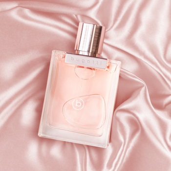 Bugatti Bella Donna, perfumy damskie, prostokątna butelka z różowym płynem na różowej satynie, widok z góry.