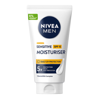 NIVEA MEN Sensitive krem nawilżający z SPF 15, biała tubka z niebieskim logo i 0% alkoholu, widok z przodu.