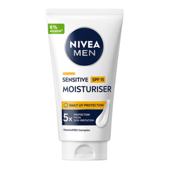 NIVEA MEN Sensitive krem nawilżający z SPF 15, biała tubka z niebieskim logo i 0% alkoholu, widok z przodu.