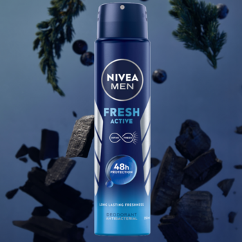 Niebieski dezodorant NIVEA MEN Fresh Active 48h ochrony, unosi się pośród czarnych węgli i zielonych gałązek.