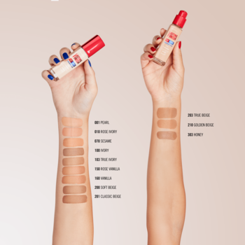 Rimmel London Lasting Finish 35H podkład. Swatche wielu odcieni na dwóch przedramionach, butelki w dłoniach.