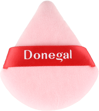 Donegal, różowy welurowy aplikator do pudru, trójkątny, z czerwoną wstążką i białym logo, widok z przodu.