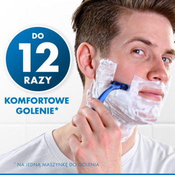 Mężczyzna goli się niebieską jednorazową maszynką do golenia. Białe tło i napis „DO 12 RAZY KOMFORTOWE GOLENIE”
