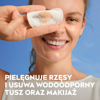 Kobieta uśmiecha się, usuwając wodoodporny makijaż NIVEA dwufazowym płynem, pielęgnując rzęsy zużytym płatkiem.