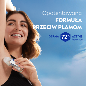Kobieta aplikuje NIVEA Black & White Clear Antyperspirant roll-on. Na opakowaniu 'Przeciw Plamom', 72h ochrona.