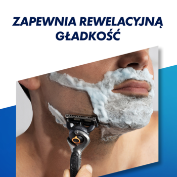 Mężczyzna goli twarz maszynką Gillette ProGlide dla mężczyzn, pokrytą pianką. Tekst: ZAPEWNIA REWELACYJNĄ GŁADKOŚĆ.