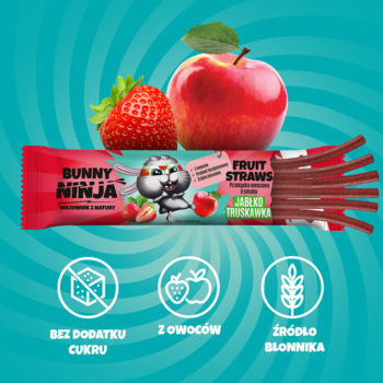 Bunny the Ninja Fruit Straws jabłko-truskawka, czerwone pałeczki obok opakowania na tle z jabłkiem i truskawką. Bez cukru.