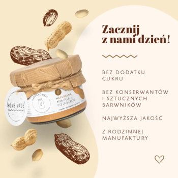 Słoik naturalnej miazgi z fistaszków domowej roboty, otoczony orzeszkami ziemnymi, na beżowym tle, bez cukru.