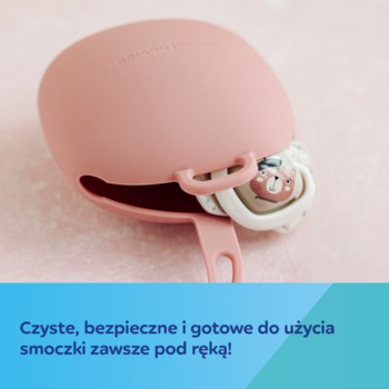 Różowe silikonowe etui na smoczek, widok z przodu, częściowo otwarte, z widocznym smoczkiem w środku.