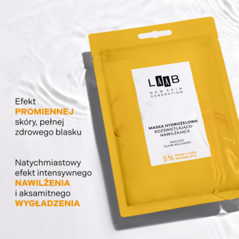 AA LAAB Healthy Glow Recovery hydrożelowa maska w żółtej saszetce, rozświetlająca i nawilżająca, na tle wody.