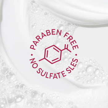 Zbliżenie na czerwone logo 'PARABEN FREE, NO SULFATE SLES' i symbol chem. na białej pianie żelu Dove.