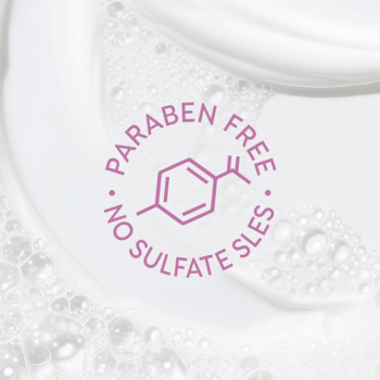 Zbliżenie na pianę żelu Dove Petal Soft z różowym logo 'PARABEN FREE', 'NO SULFATE SLES'.
