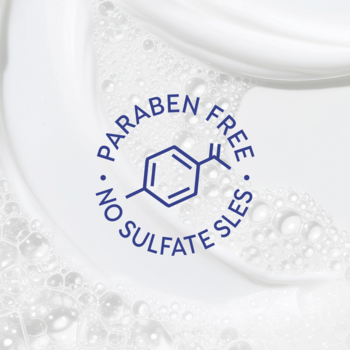 Żel Dove Hydrate. Zbliżenie na niebieskie logo 'Paraben Free, No Sulfate SLES' na białej pianie.