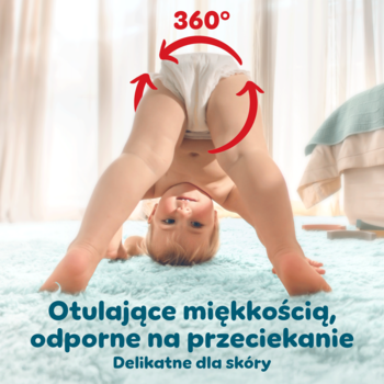 Dziecko w pieluchomajtkach Pampers Premium Care pokazuje 360° elastyczne dopasowanie, bawiąc się na dywanie.