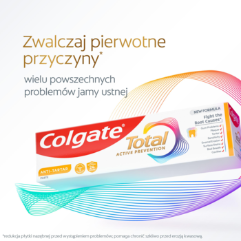 Pasta Colgate Total Anti-Tartar, biała tuba z czerwono-niebieskim logo, widok z przodu na tle falujących barw.