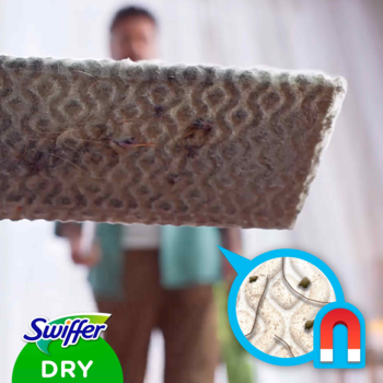 Zbliżenie na brudną, teksturowaną ściereczkę Swiffer Dry, pełną kurzu i włosów, pokazującą skuteczność.