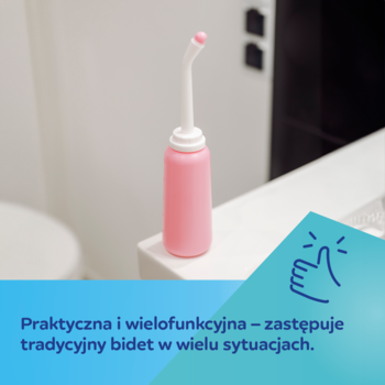 Canpol Babies Express Care, różowa butelka poporodowa do podmywania, stoi na białej półce w łazience.