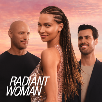Kobieta z warkoczami w błyszczącym topie i dwóch mężczyzn, na tle zachodu słońca. Promocja Bruno Banani Radiant Woman.