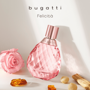 Różowy flakon perfum Bugatti Felicità, kształt kropli, z różowo-złotą zakrętką, na jasnym tle z różą i ambrą.