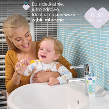Mama szczotkuje ząbki płaczącemu dziecku żółtą szczoteczką Chicco dla pierwszych zębów mlecznych (6-36 mies.).