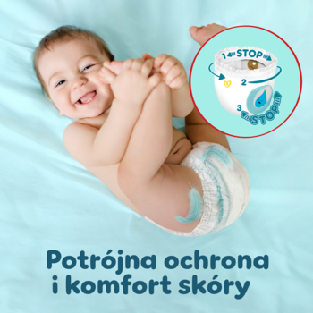 Dziecko w pieluchomajtkach Pampers Premium Care z kieszonką Stop & Protect na niebieskim tle. Grafika z ochroną 360.