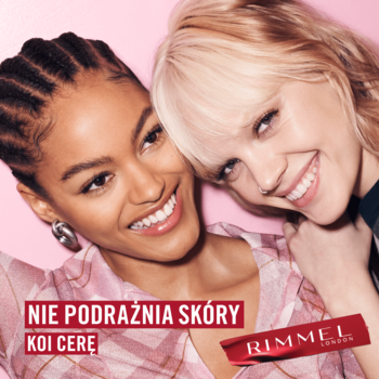 Dwie uśmiechnięte kobiety o różnej karnacji promują podkład Rimmel Kind & Free Blur It Out, który koi skórę na różowym tle.