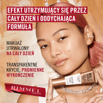 Modelka prezentuje nawilżającą bazę Rimmel Multi-Tasker w beżowej tubce, zapewniającą długotrwały efekt i promienne wykończenie.